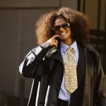 Een streetstyler in Kopenhagen draagt een overhemd met een stropdas