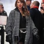 Taylor Swift draagt Chanel naar een wedstrijd van haar vriend Travis Kelce