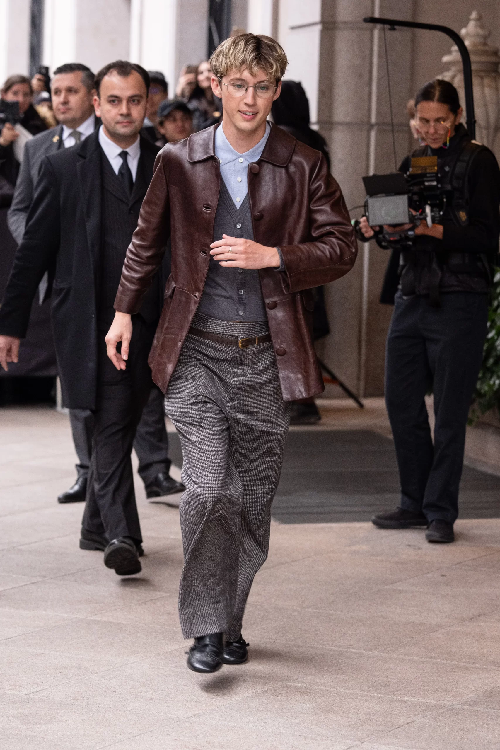 Troye Sivan bij Prada is een van de beroemdheden bij de herfst/winter 2025-mannenmodeshows