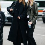 Model Rosalieke Fuchs draagt een zwarte jas in Parijs