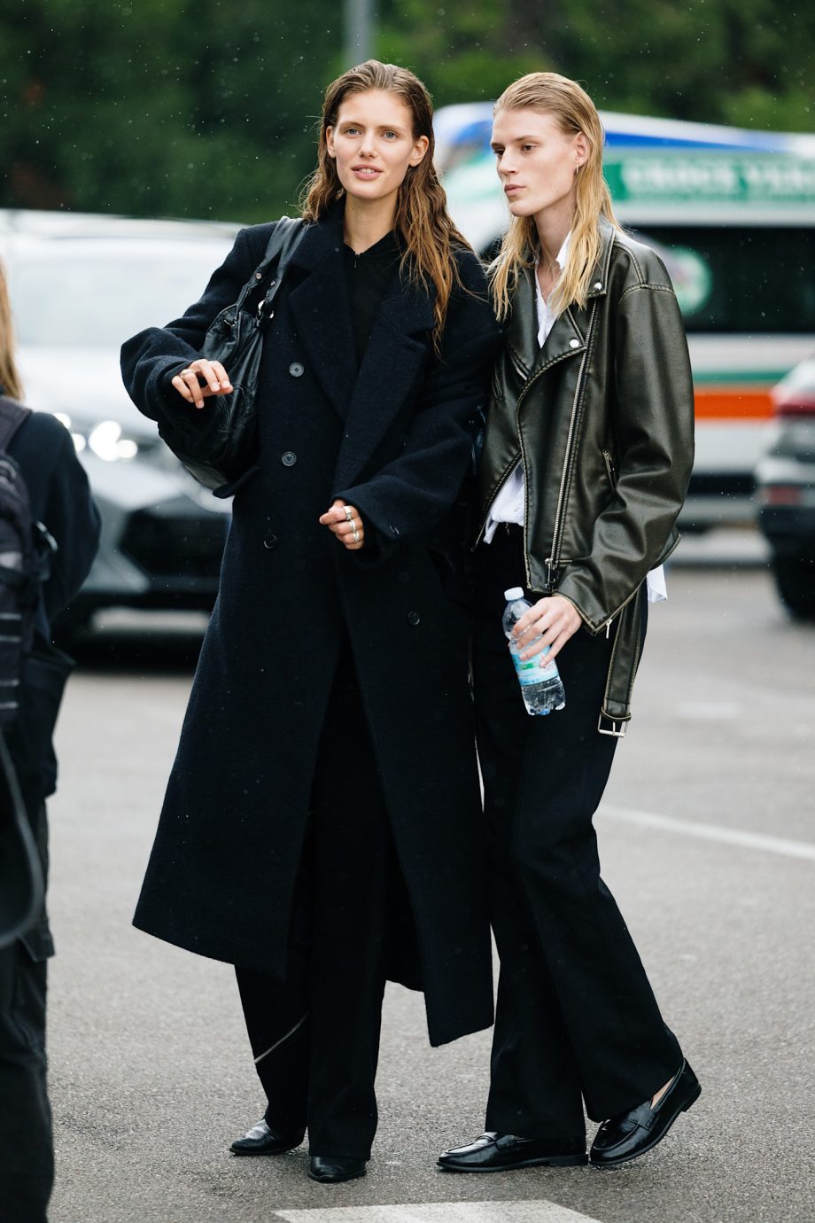 de-beste-zwarte-jassen-van-2025-waarin-je-deze-winter-wil-investeren-372518