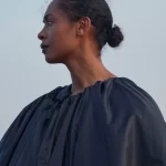 Een still uit On Becoming a Guinea Fowl