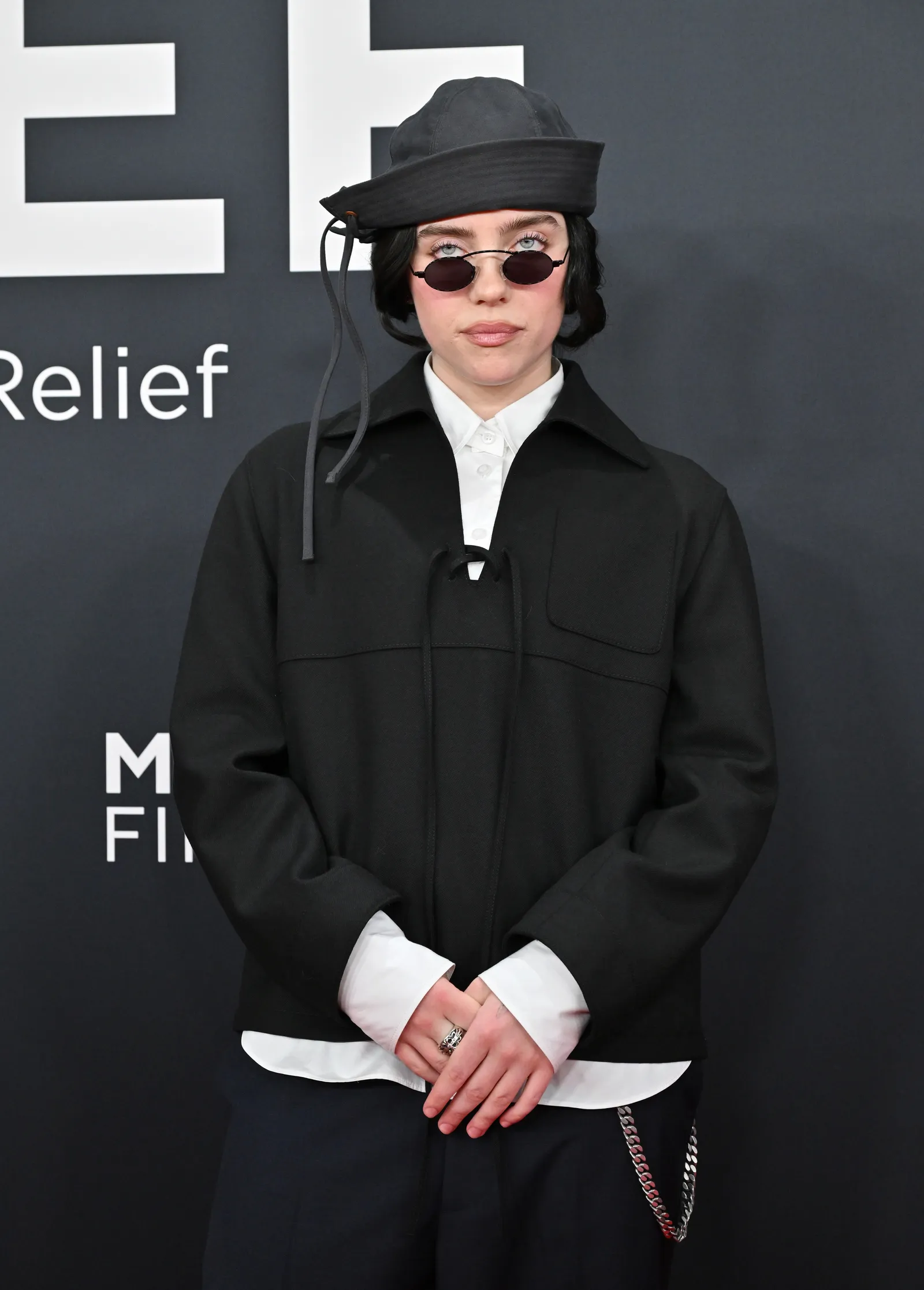 Billie Eilish met het jellyfish-kapsel op de loper bij Grammy's 2025