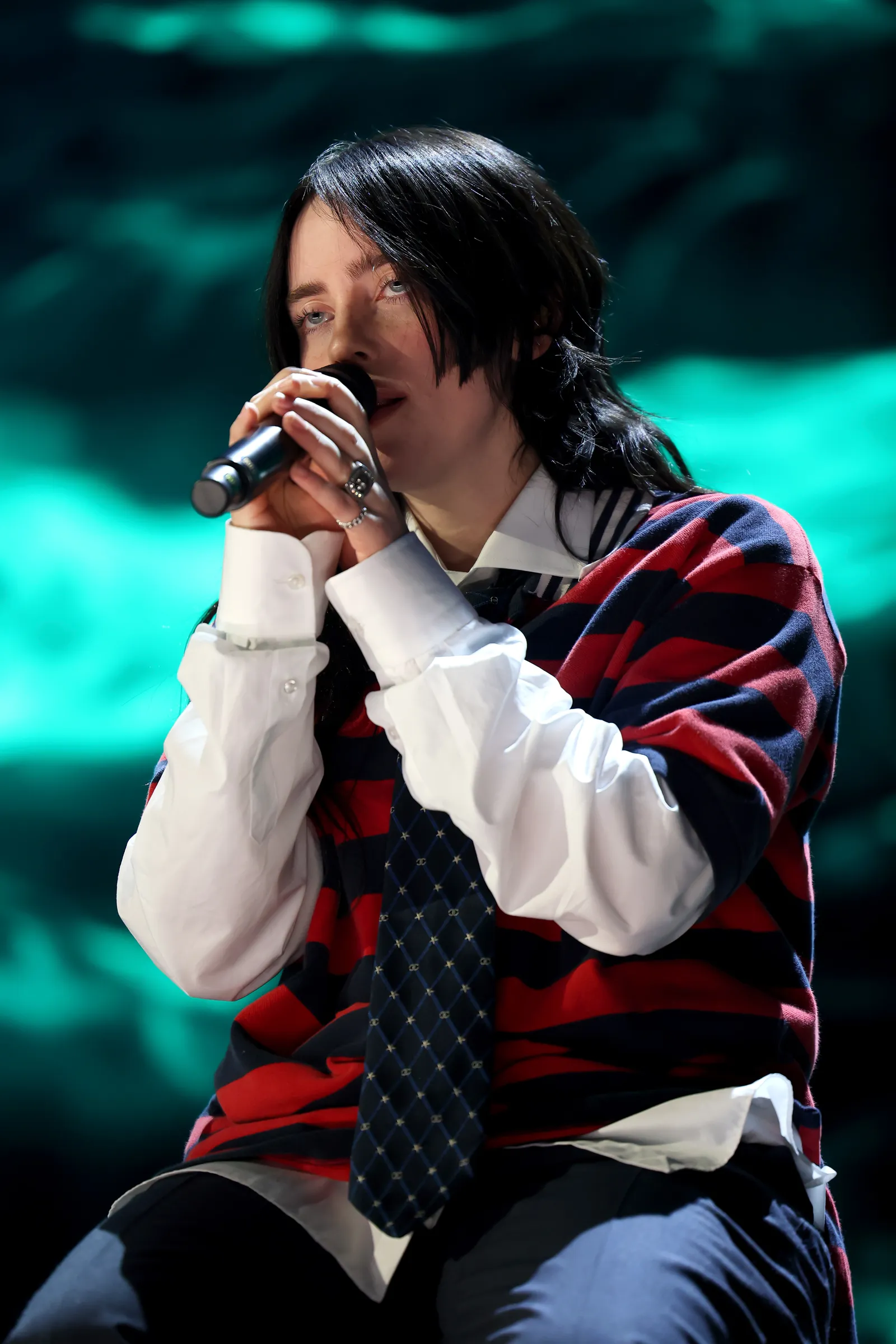 Billie Eilish treedt op tijdens de Grammy's 2025