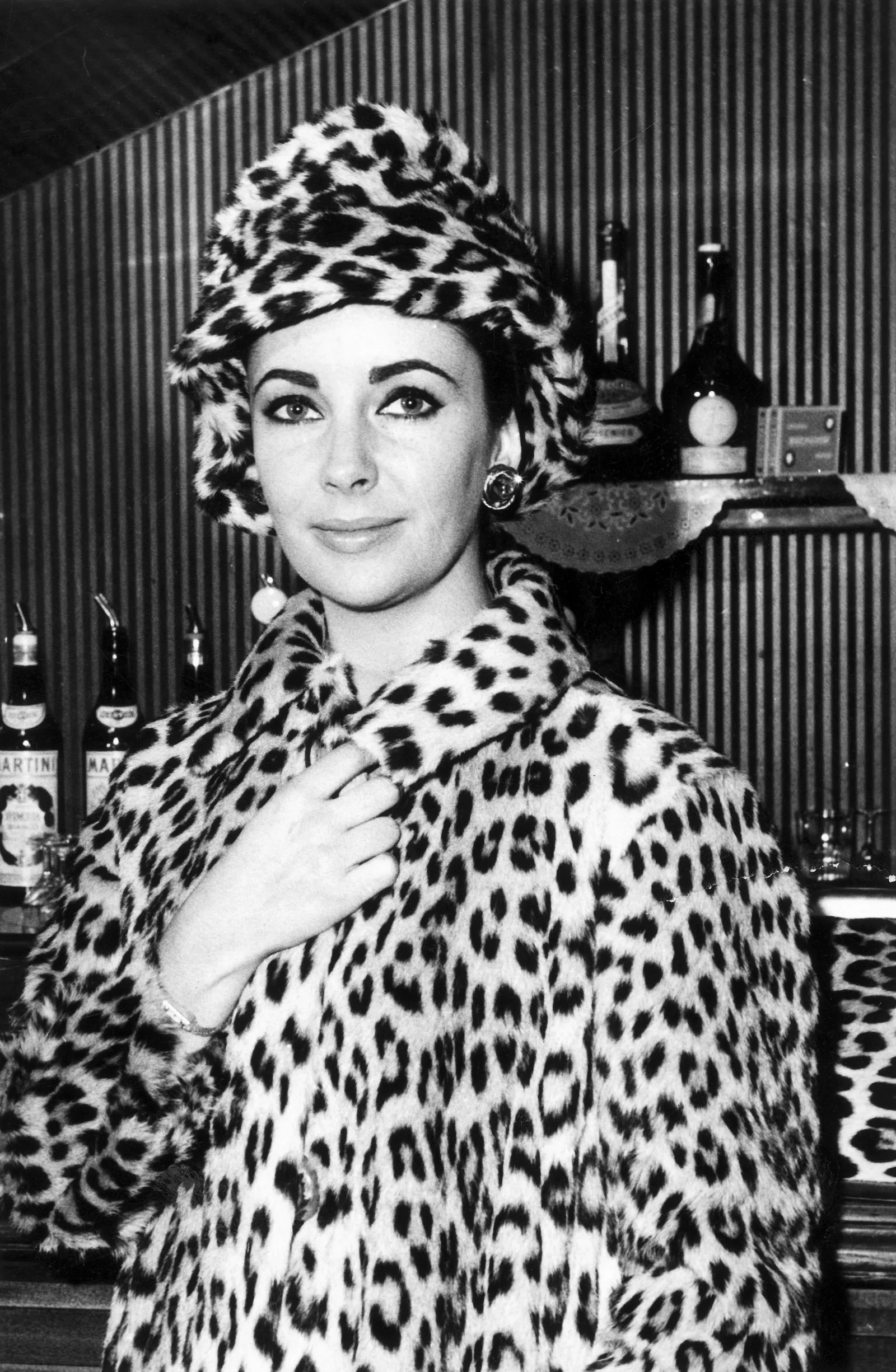 Elizabeth Taylor in luipaardprint, 1963