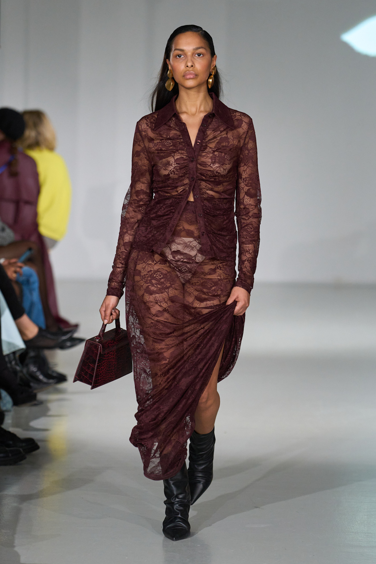 Een bordeuaxrode look bij Gestuz is een van de trends van Copenhagen Fashion Week herfst/winter 2025