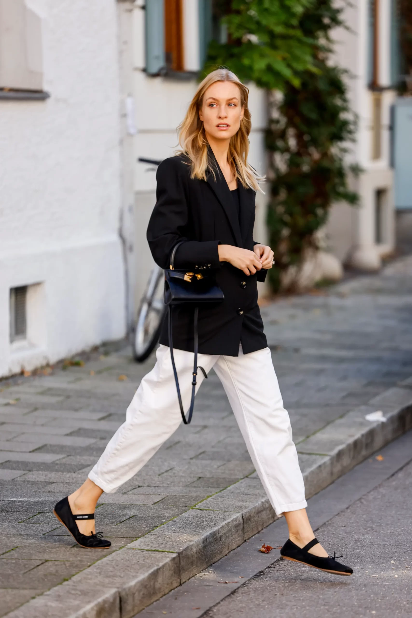 Streetstyle foto met witte broek