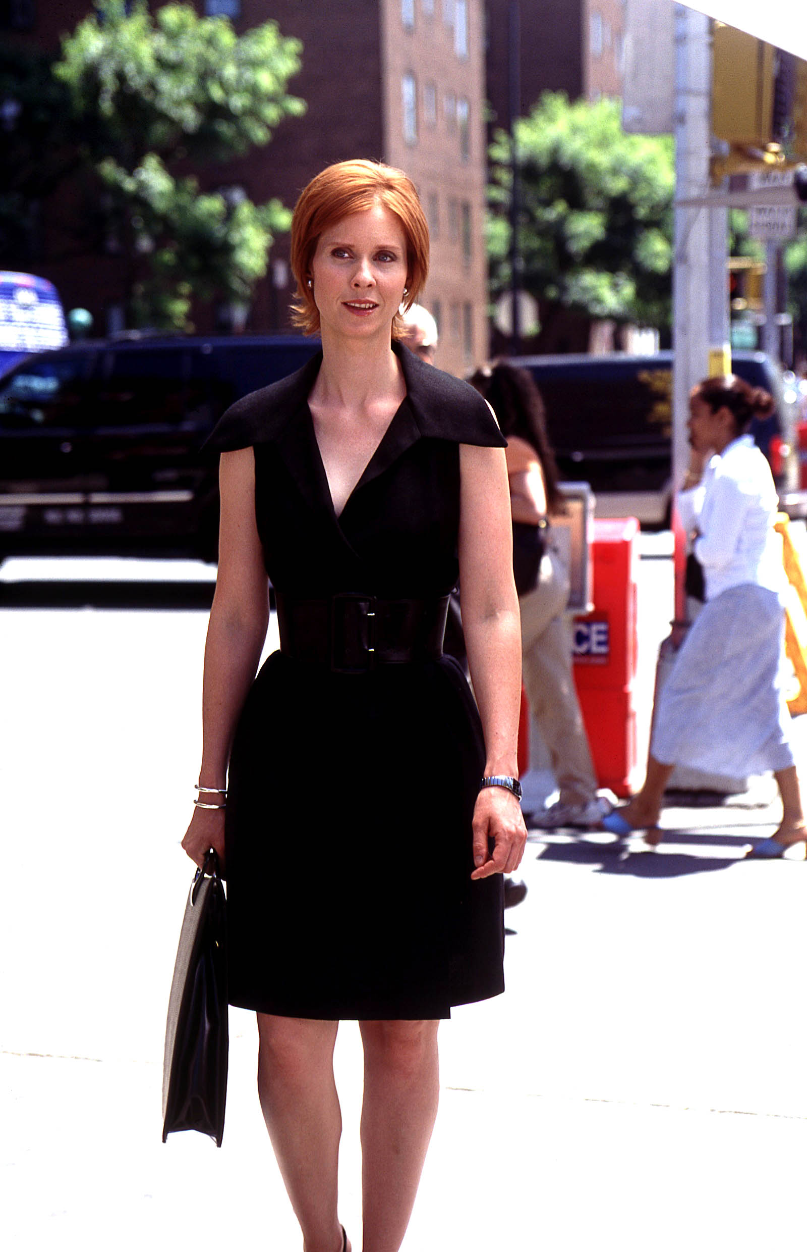 Miranda Hobbes in zwarte minimalistische jurk