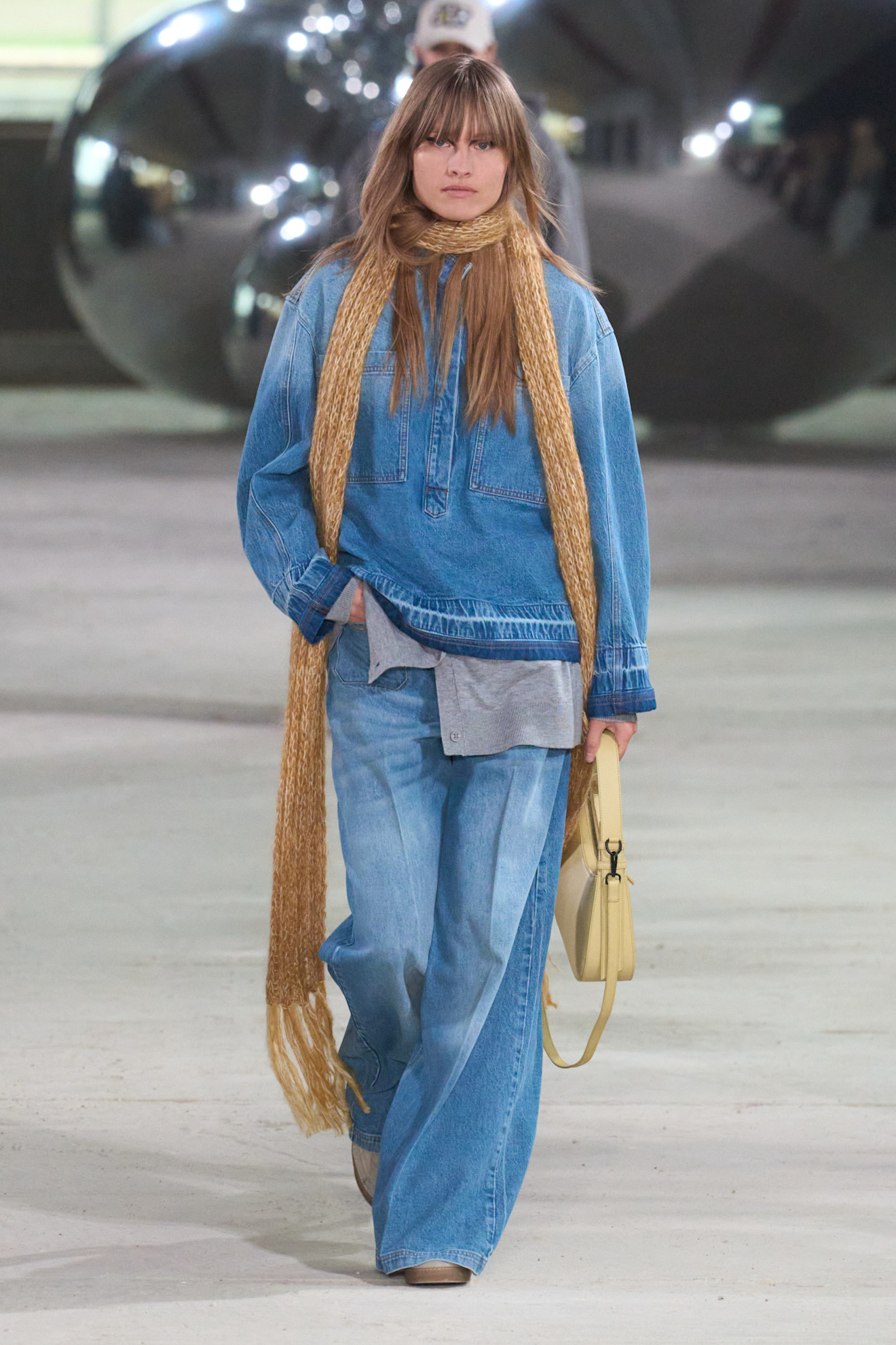 Een lange dunne sjaal bij Munthe is een van de trends van Copenhagen Fashion Week herfst/winter 2025