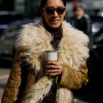 Eva Chen draagt een koffiebeker in haar hand tijdens New York Fashion Week