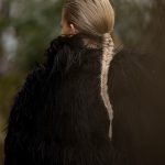 Vrouw draagt strakke vlecht in haar haar.