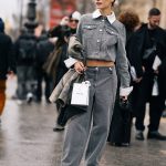 Streetstyle fotografie met grijze jeans