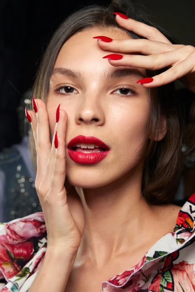 20-romantische-manicures-om-je-valentijnslook-mee-te-perfectioneren-383806