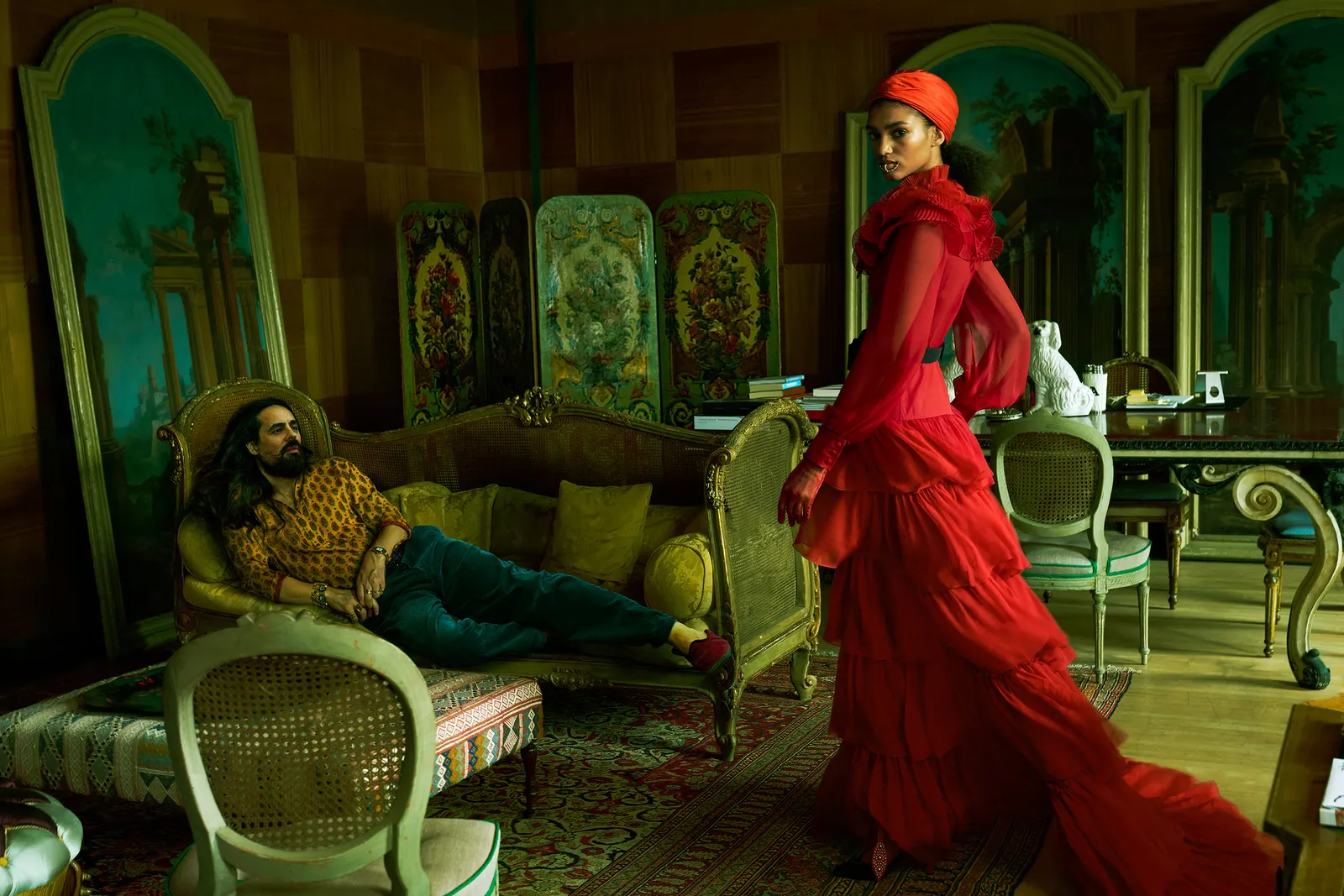 Profondo Rosso: Alessandro Michele, hier te zien in zijn kantoor op het hoofdkantoor van het huis in Rome met model Ali Dansky