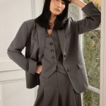 Vrouw in grijs pak krachtig