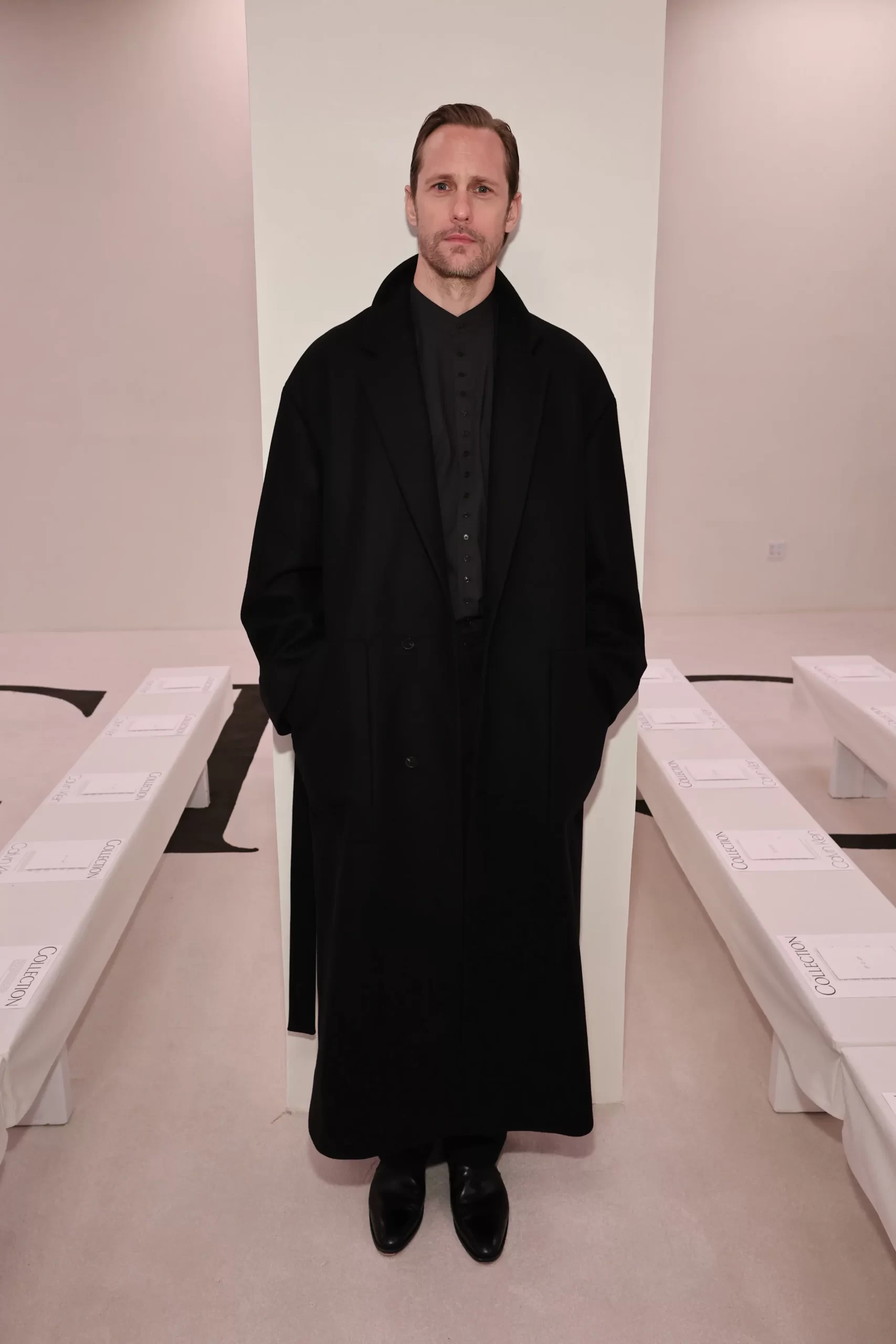 Alexander Skarsgård bij Calvin Klein tijdens New York Fashion Week herfst/winter 2025