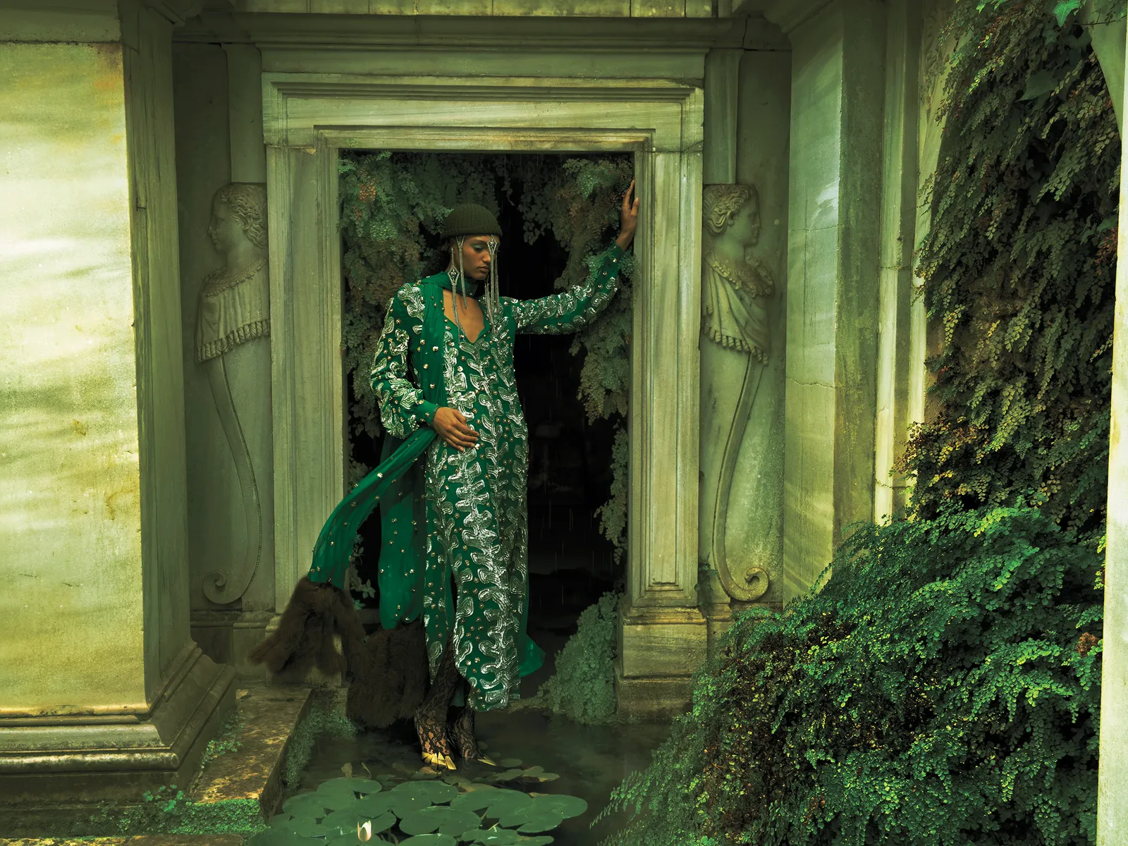 Answered prayers: model in groen gekleed bij water met waterlelies