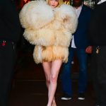 Anya Taylor-Joy draagt een shearling jas van Alexander McQueen in New York