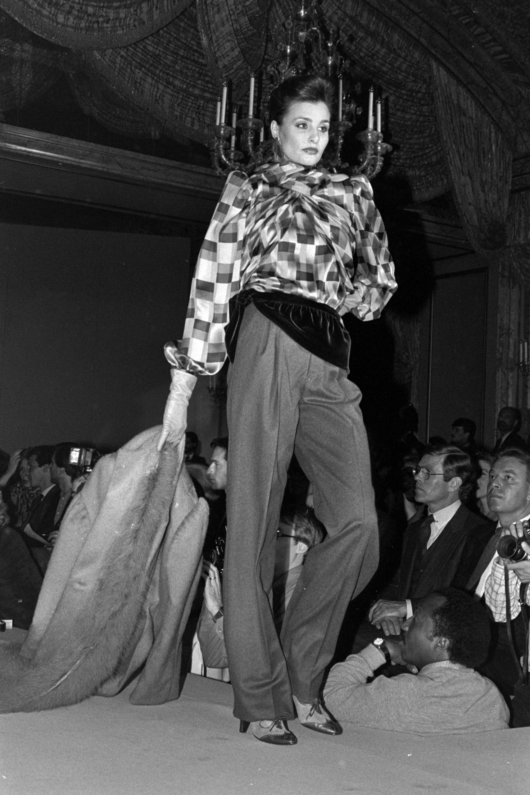 Apollonia van Ravenstein op de catwalk bij Carolina Herrera herfst/winter 1983