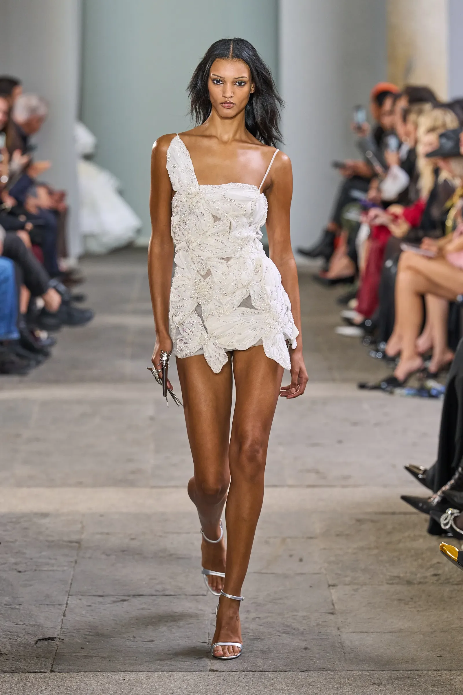 Nagelring op de runway bij Blumarine