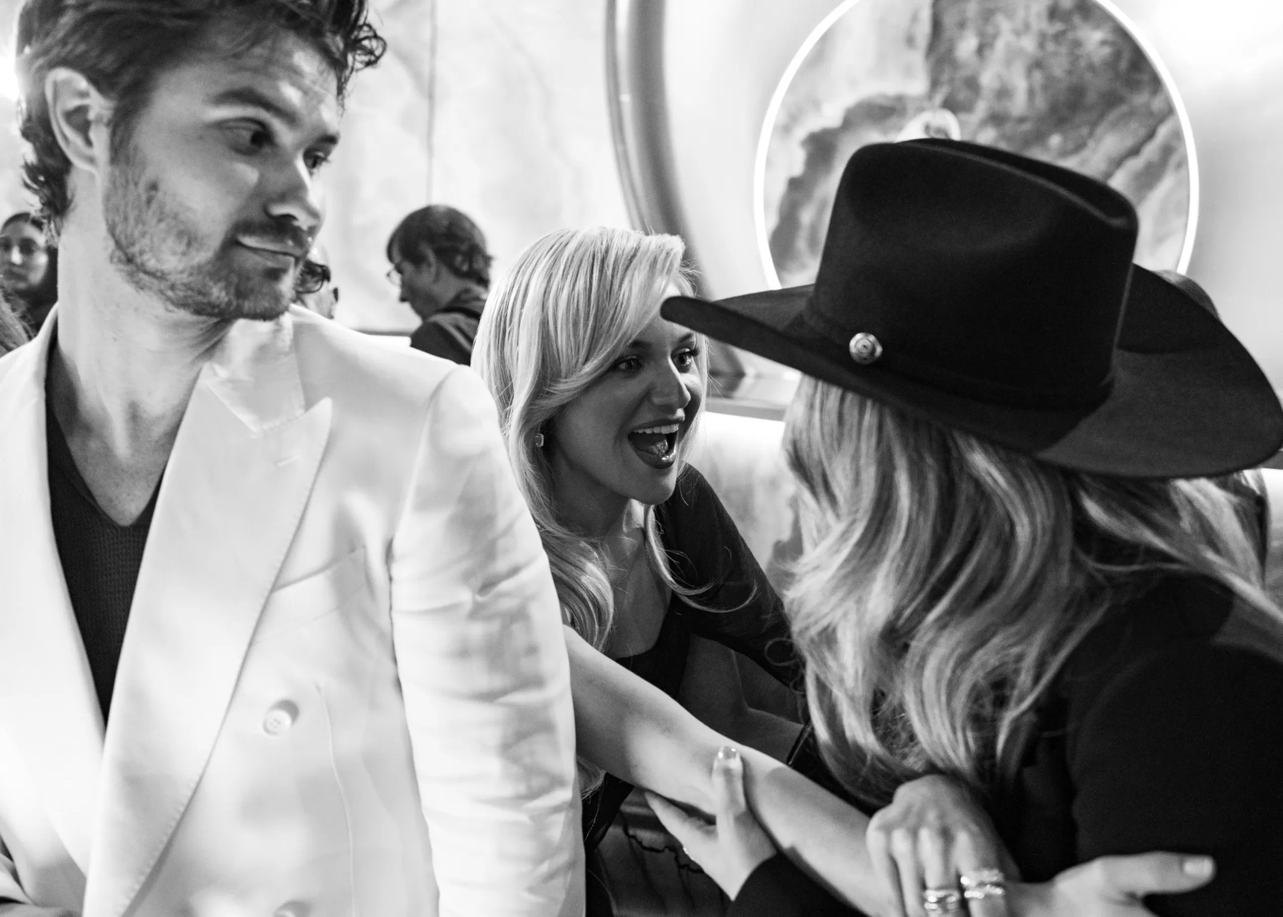 Chase Stokes, Kelsea Ballerini en Lainey Wilson bij Grammy's 2025