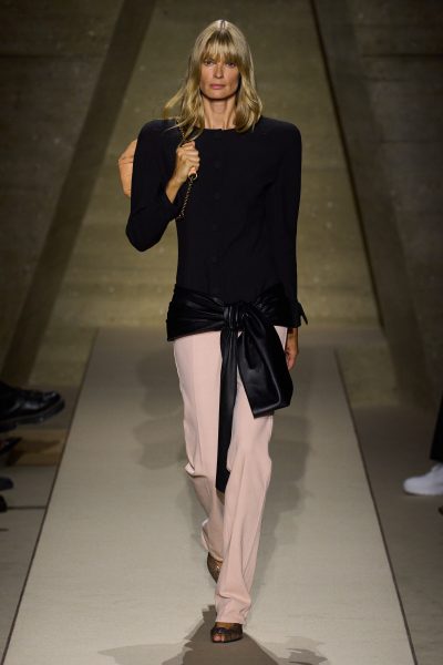 lichtroze-jeans-is-de-nieuwe-denimtrend-die-we-straks-overal-gaan-zien-394258