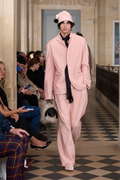 volgens-jacquemus-moeten-we-de-sjaal-op-deze-manier-dragen-381878