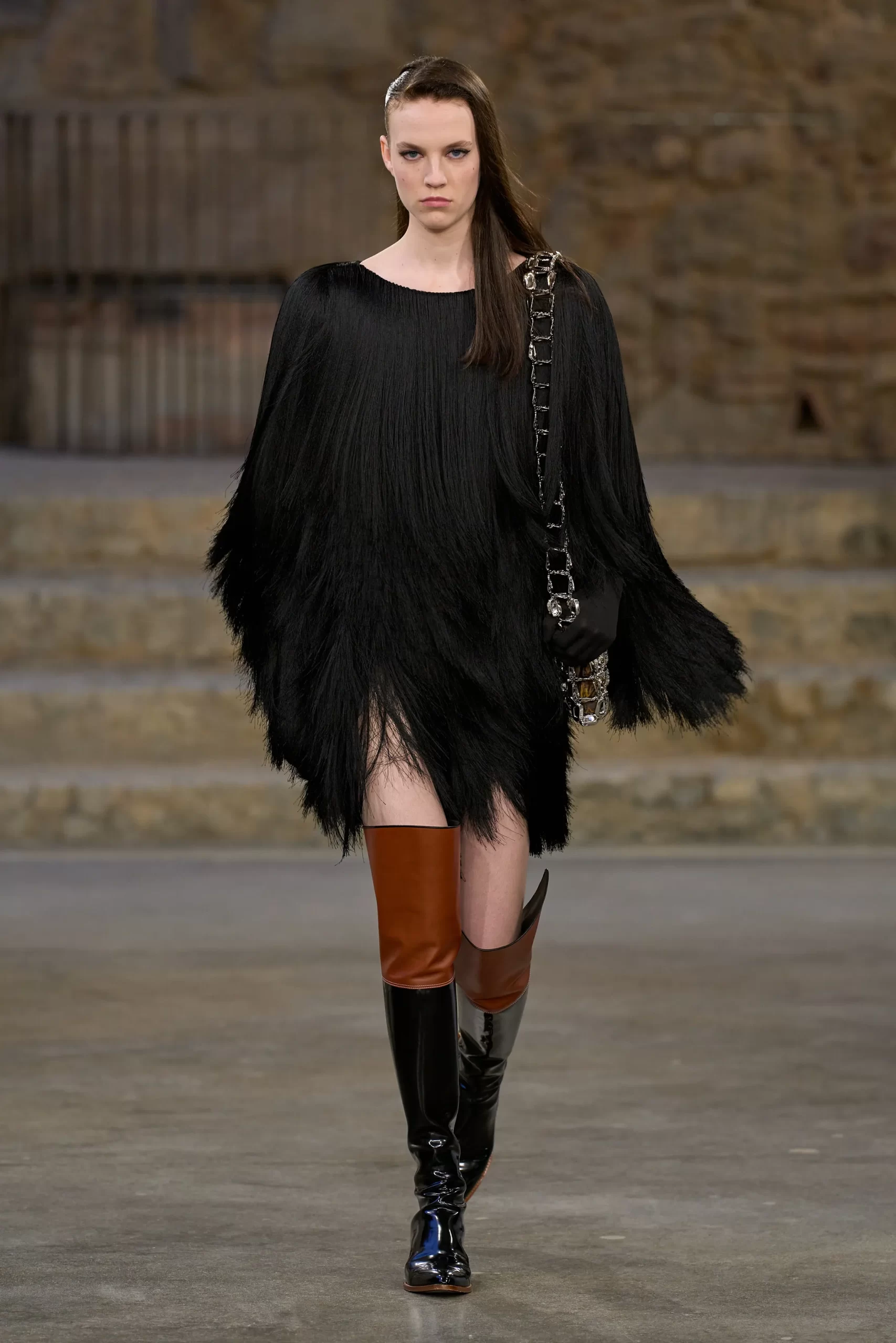 Gwen Weijers maakte haar comeback op de Cruise 2025-catwalk van Louis Vuitton in Barcelona