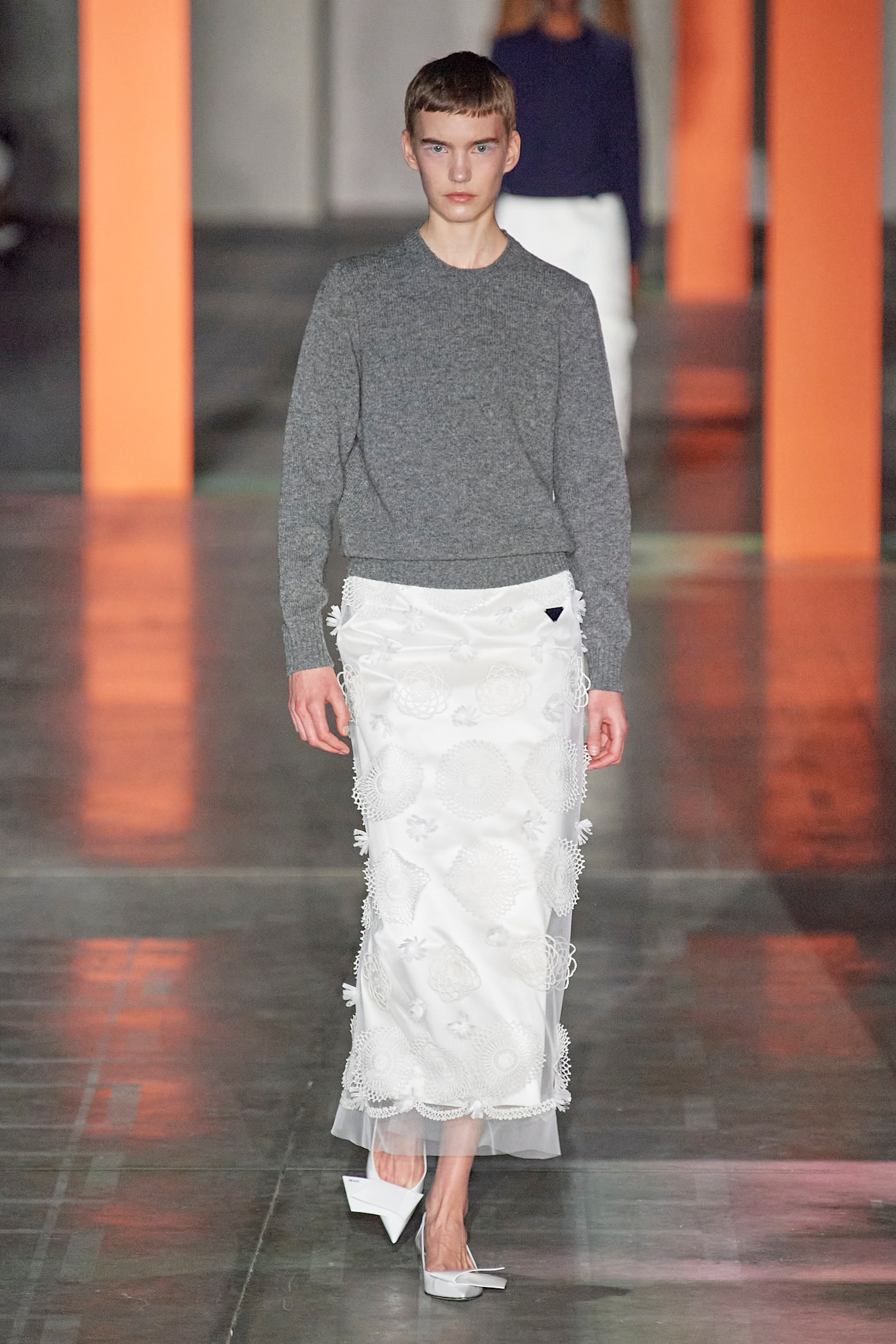 Ilya Vermeulen op de catwalk van Prada herfst/winter 2023