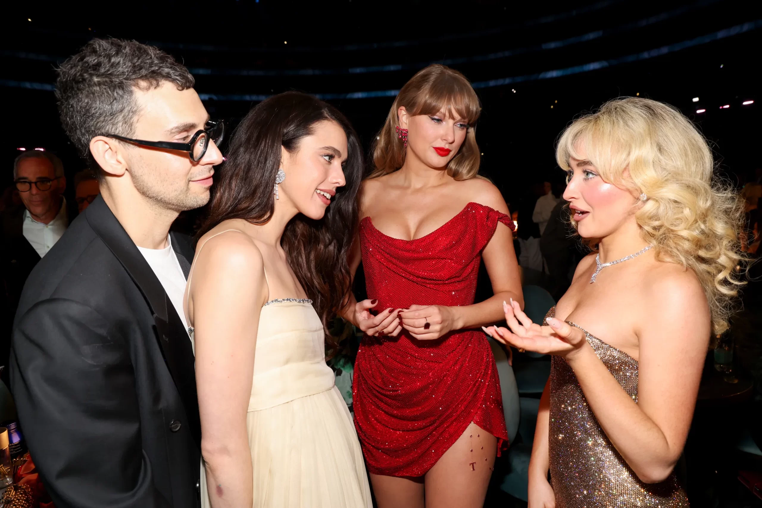 Jack Antonoff, Margaret Qualley, Taylor Swift, en Sabrina Carpenter bij Grammy's 2025