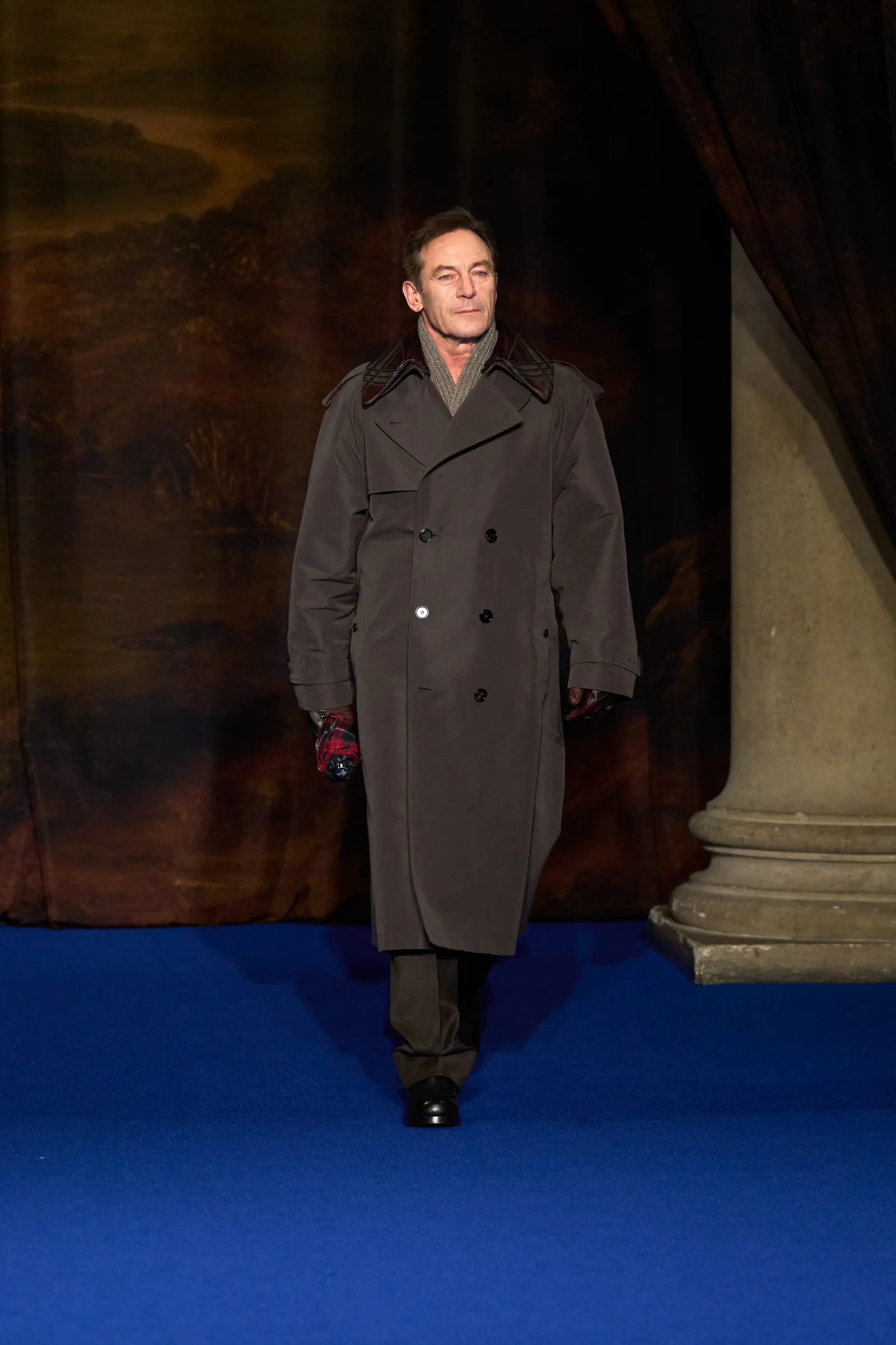 Jason Isaacs liep mee in de herfst/winter 2025-show van Burberry