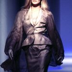 Karen Mulder op de catwalk bij Thierry Mugler lente/zomer 1996
