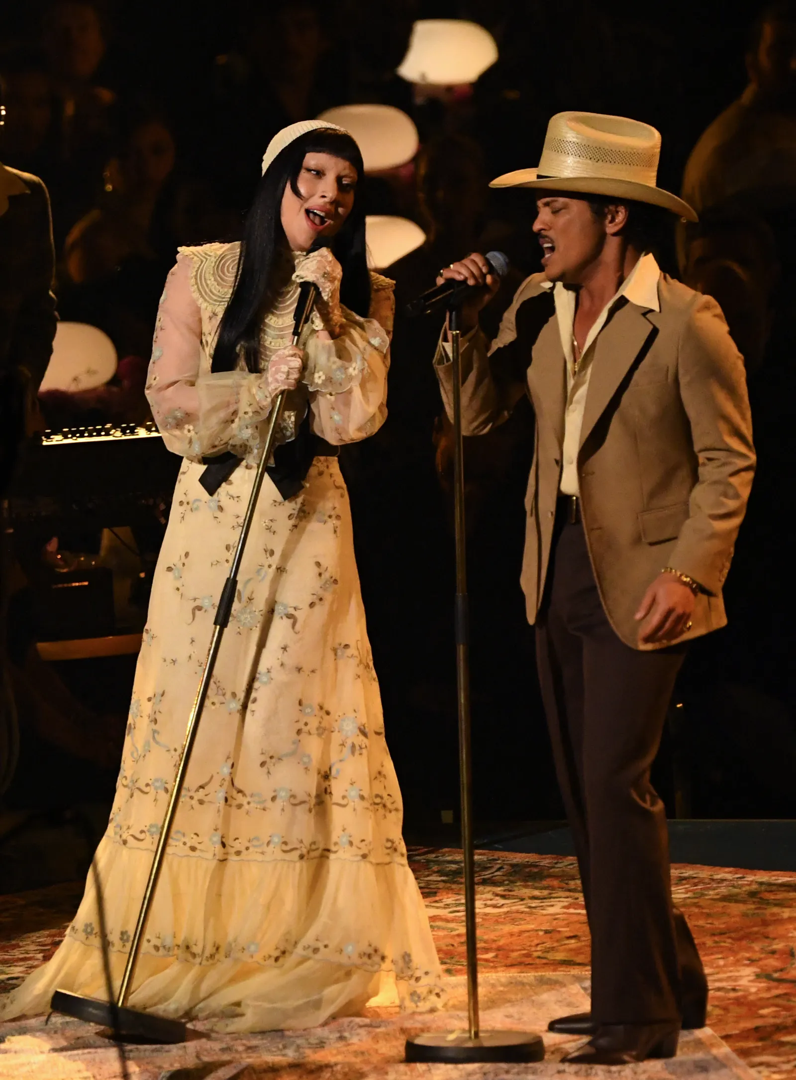 Lady Gaga en Bruno Mars treden op tijdens de Grammy Awards