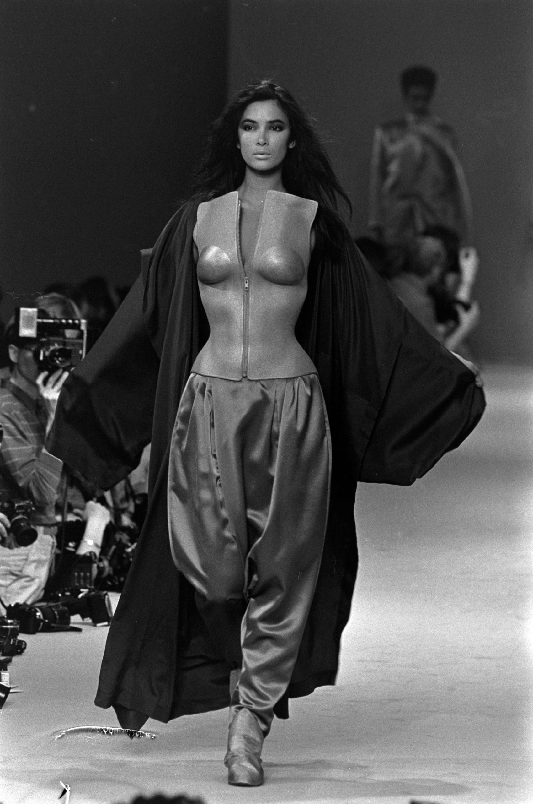 Linda Spierings op de catwalk bij Issey Miyake herfst/winter 1985