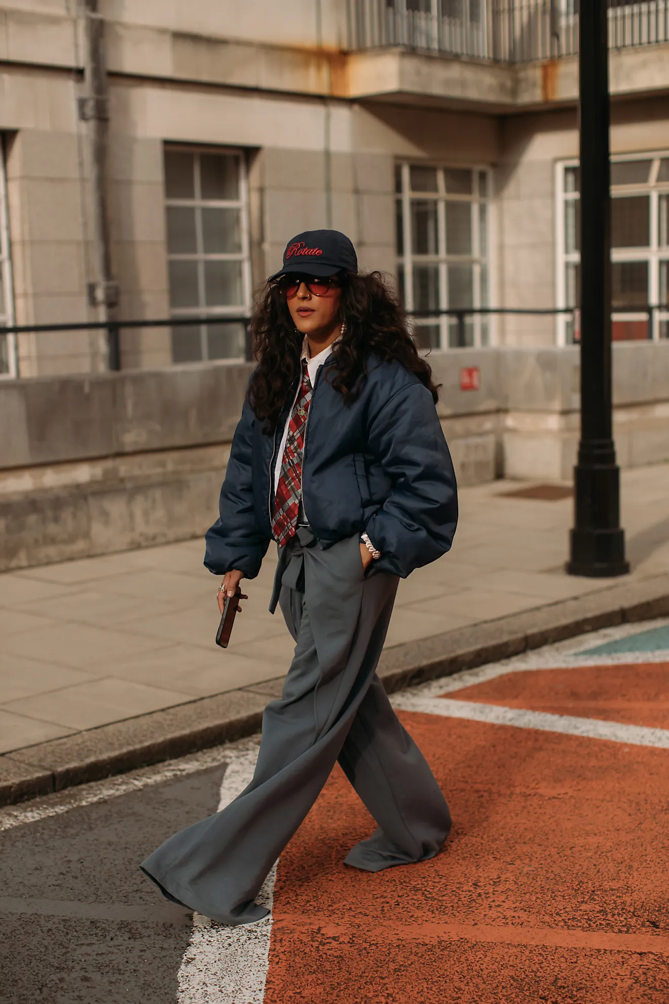 De stropdas is een van de streetstyle-trends van London Fashion Week herfst/winter 2025