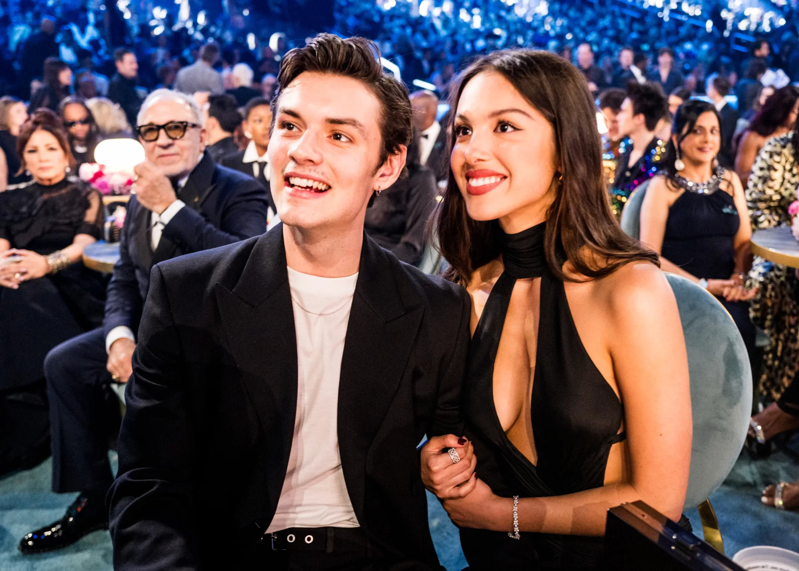 Louis Partridge en Olivia Rodrigo bij Grammy's 2025