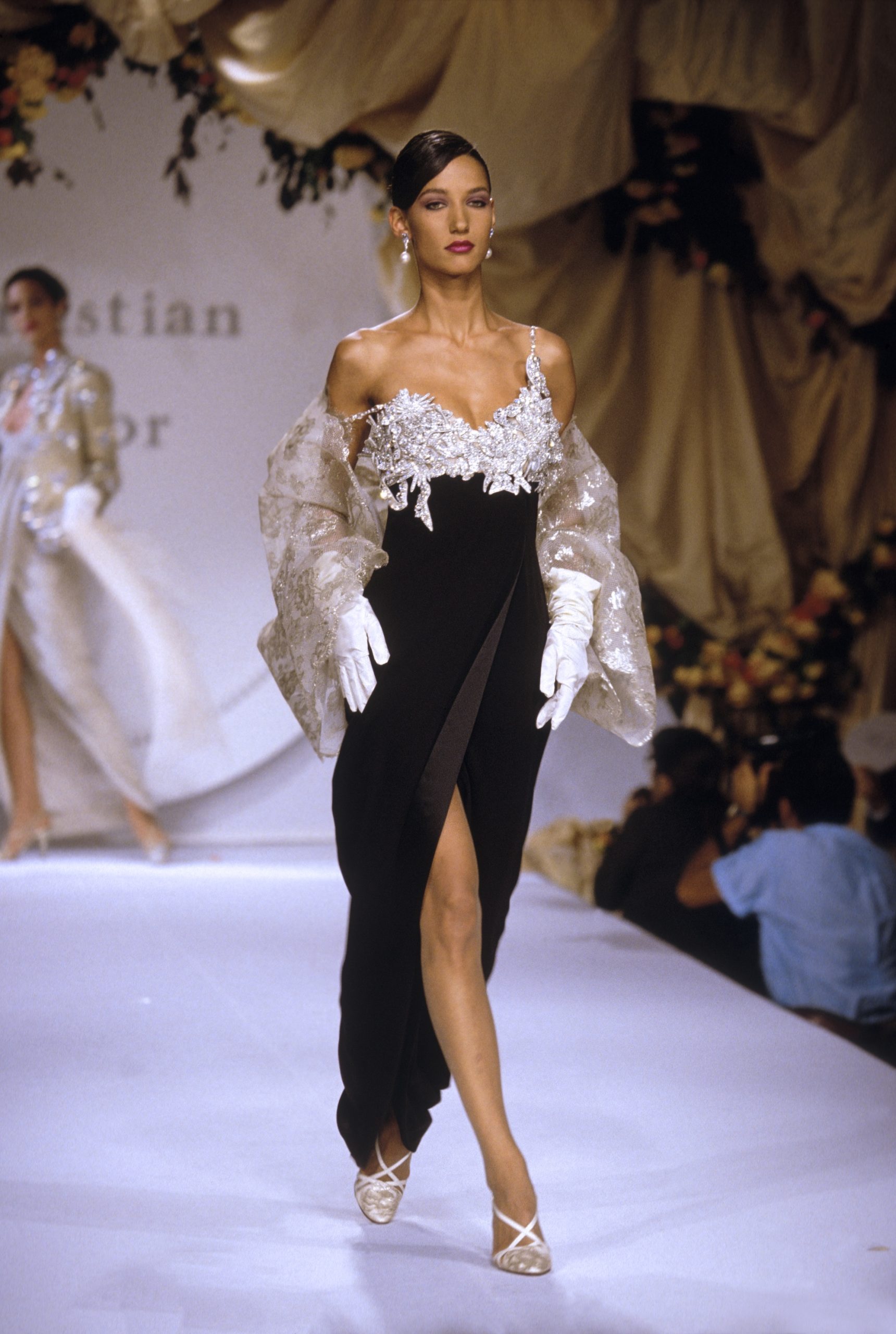 Marpessa Hennink op de catwalk bij Christian Dior couture herfst/winter 1990