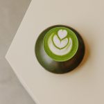 Een kop matcha latte