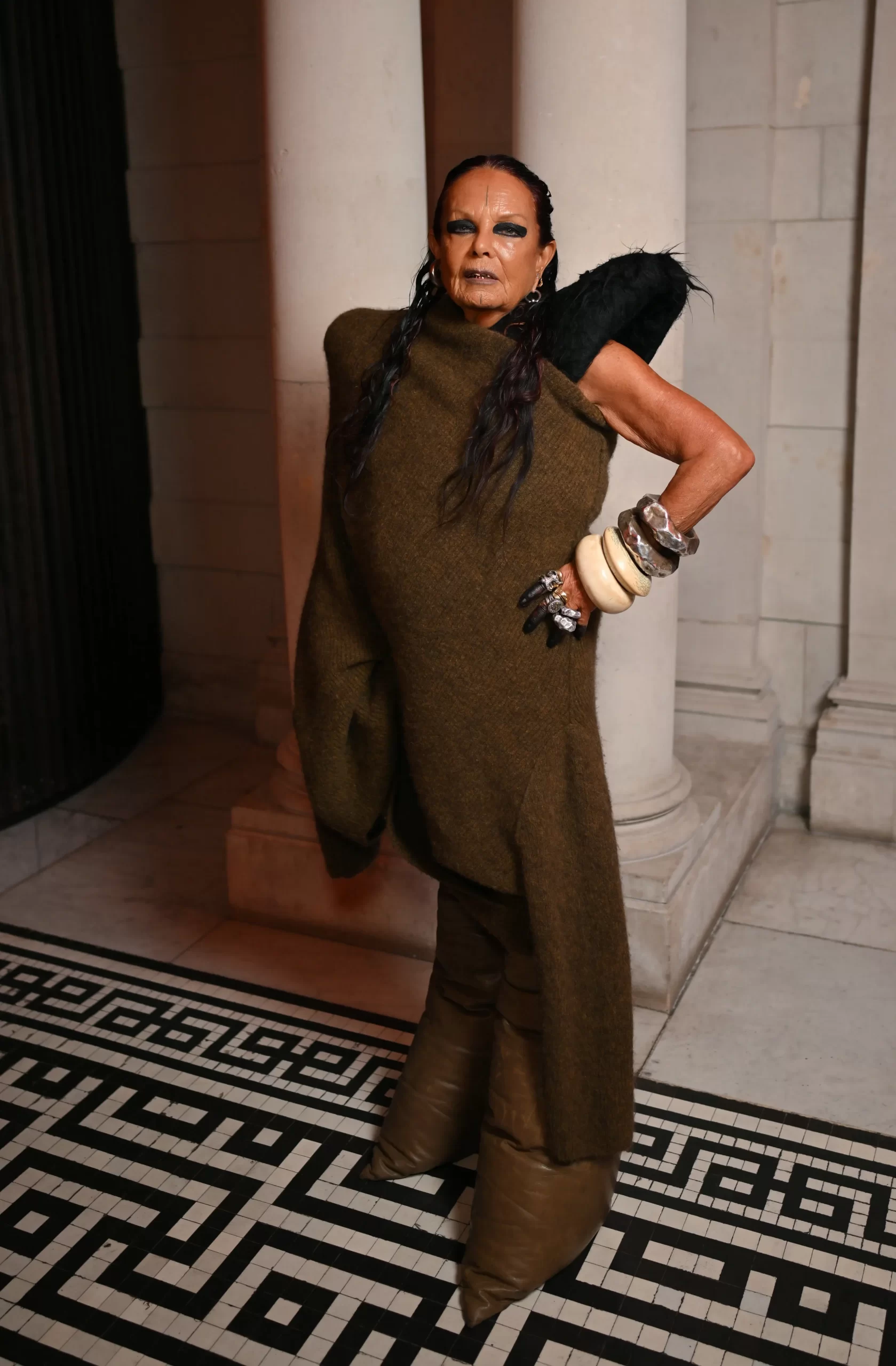 Michele Lamy bij Harris Reed tijdens London Fashion Week herfst/winter 2025