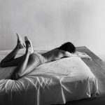 Model op bed in Vogue juli/augustus 2024