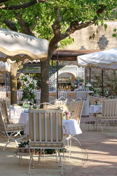 naar-saint-tropez-bij-dit-fine-dining-restaurant-van-dior-wil-je-aanschuiven-400496