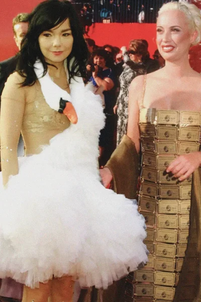 17-looks-uit-de-geschiedenis-van-de-oscars-die-voor-ophef-zorgden-387183
