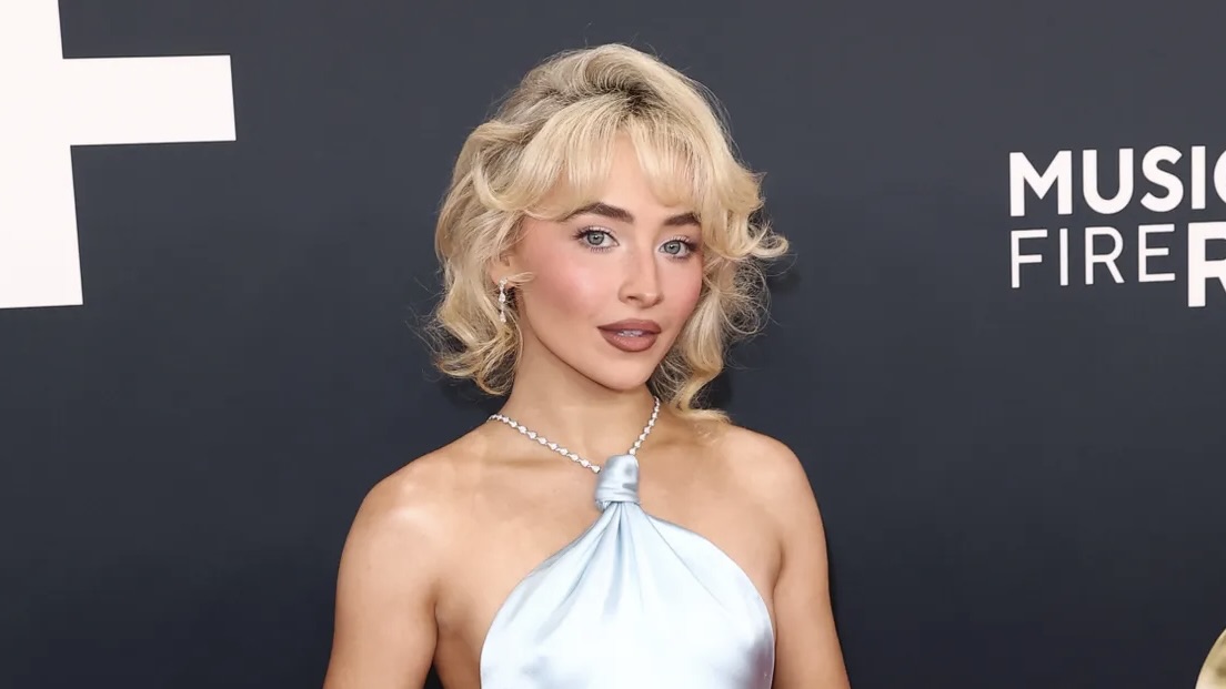 Sabrina Carpenter Schittert In Lichtblauwe Veren Bij Grammy S 2025 Sabrina Carpenter