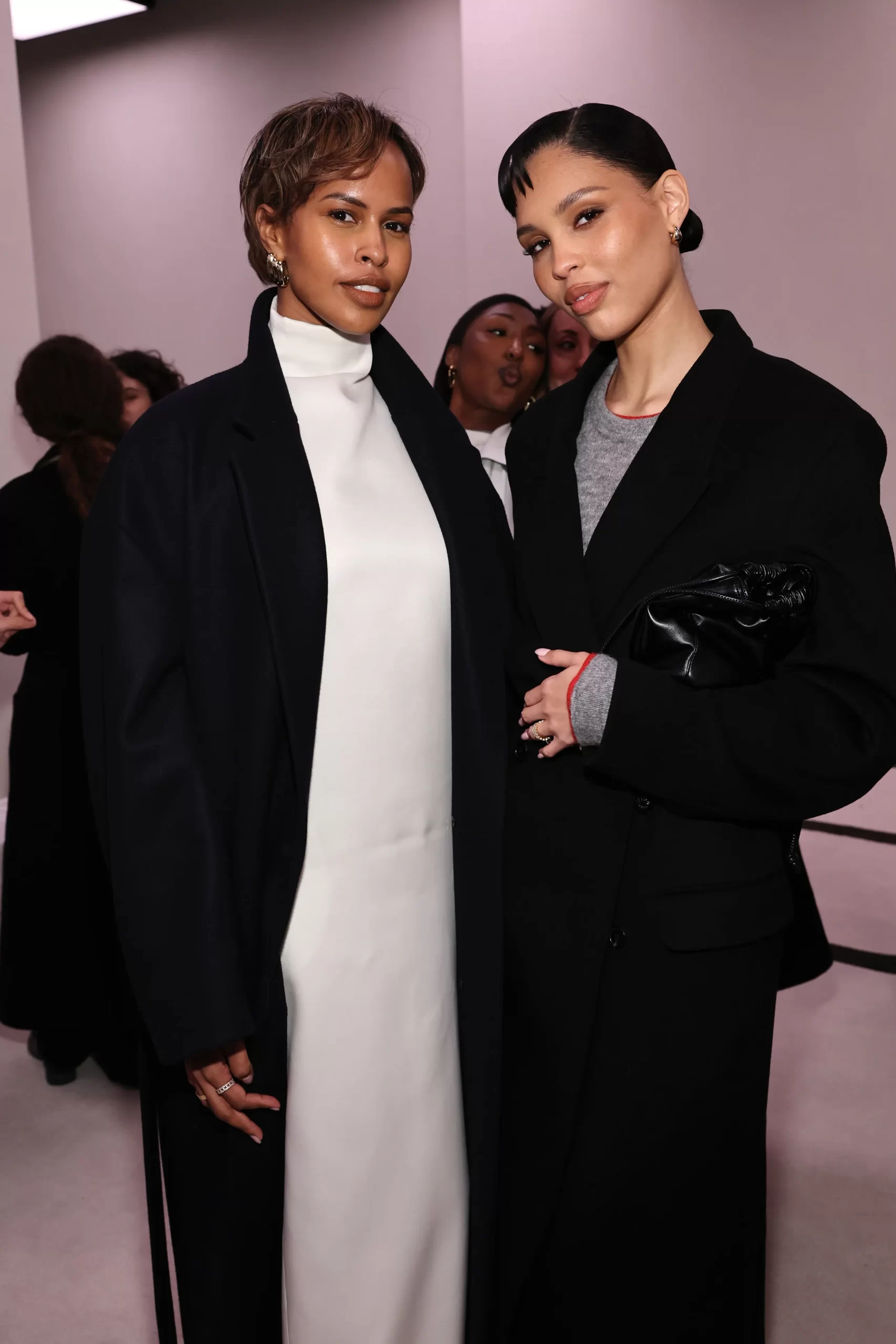 Sabrina Elba en Nara Smith bij Calvin Klein tijdens New York Fashion Week herfst/winter 2025