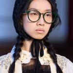 Sacai modeshow met bril