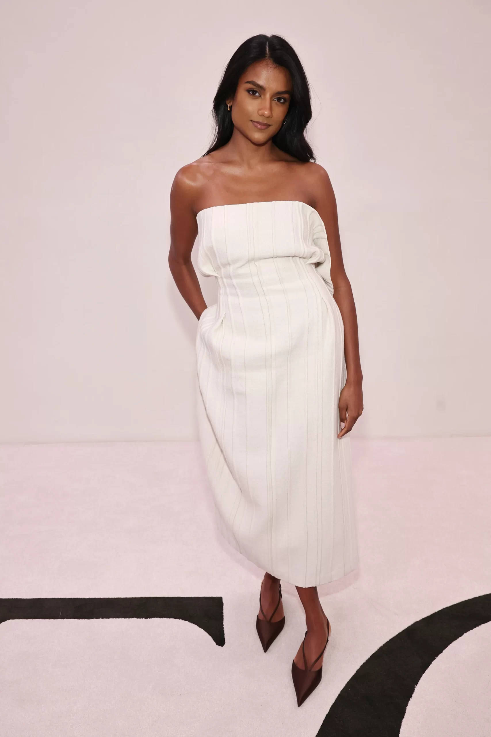 Simone Ashley bij Calvin Klein tijdens New York Fashion Week herfst/winter 2025