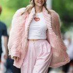 Suki Waterhouse in roze outfit en headphones