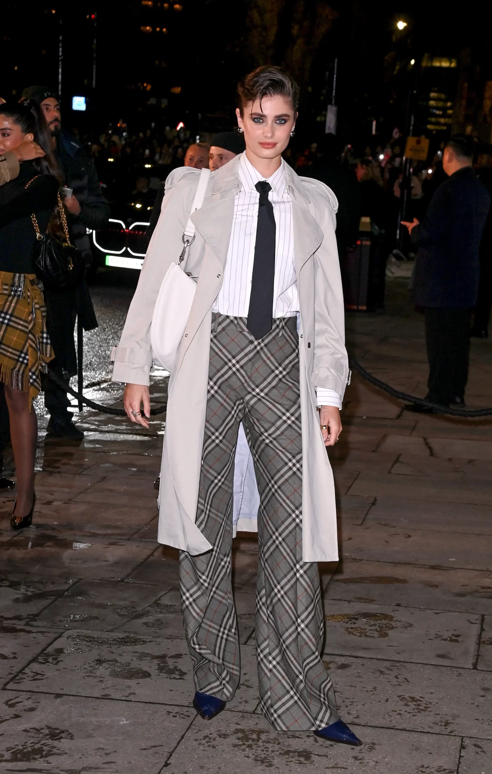 Taylor Hill bij Burberry tijdens London Fashion Week herfst/winter 2025