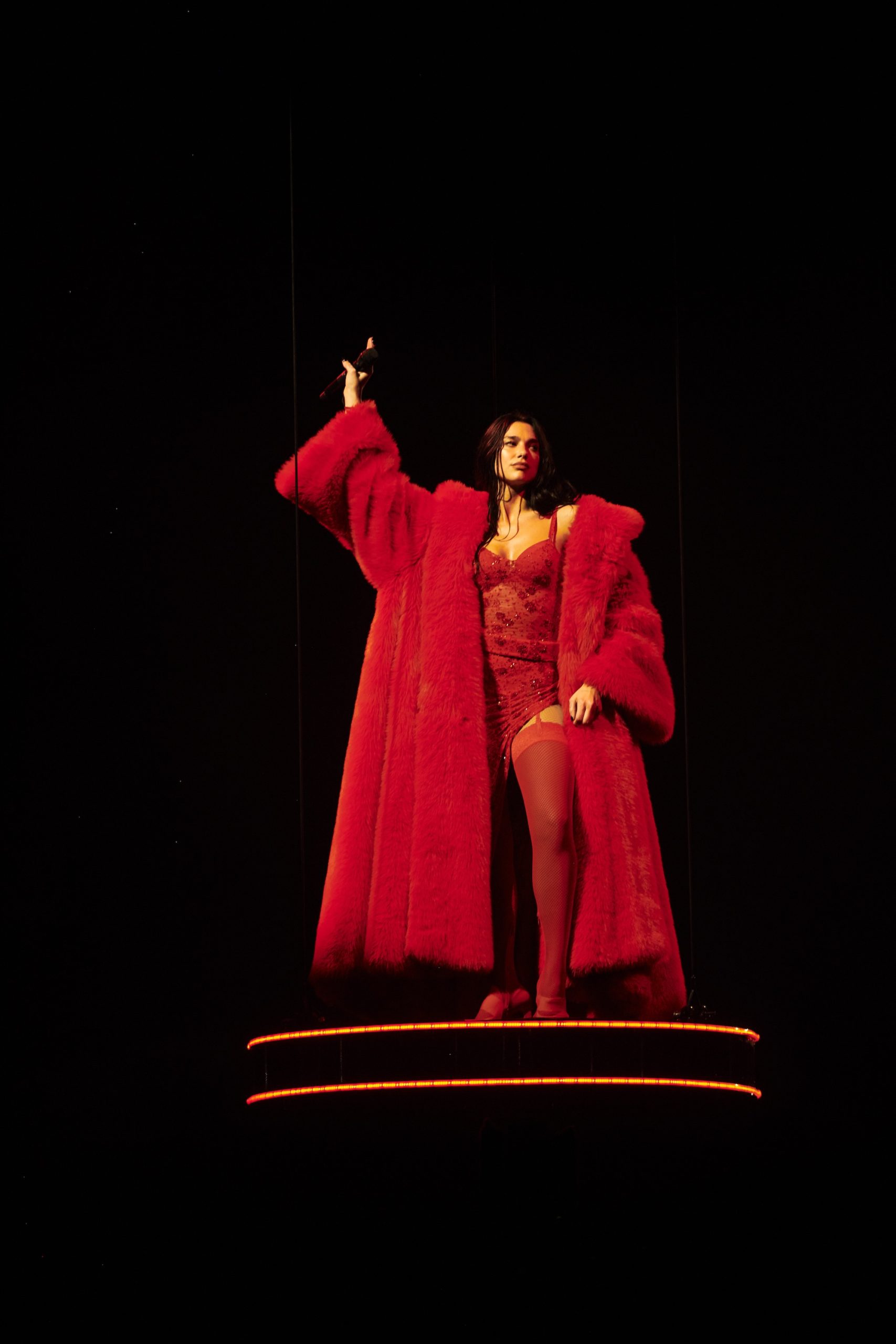 Dua Lipa gekleed in een rode look van Balenciaga