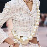 Chanel parelketting tijdens de herfst/winter 2025 show